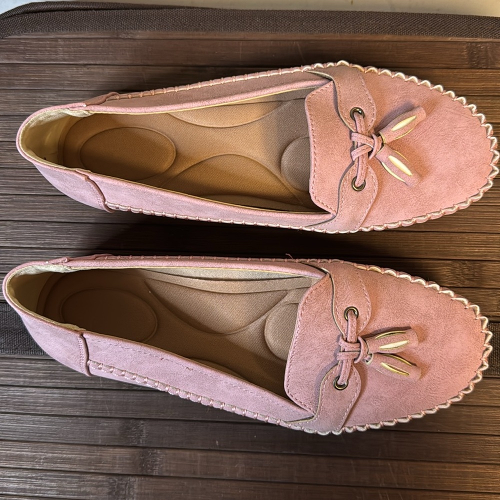 Rose slip ons!! NWOB Never worn. Size 8
Trendy house slippers - Picture 7 of 9